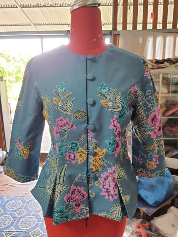 Long-sleeved shirt made from batik cloth